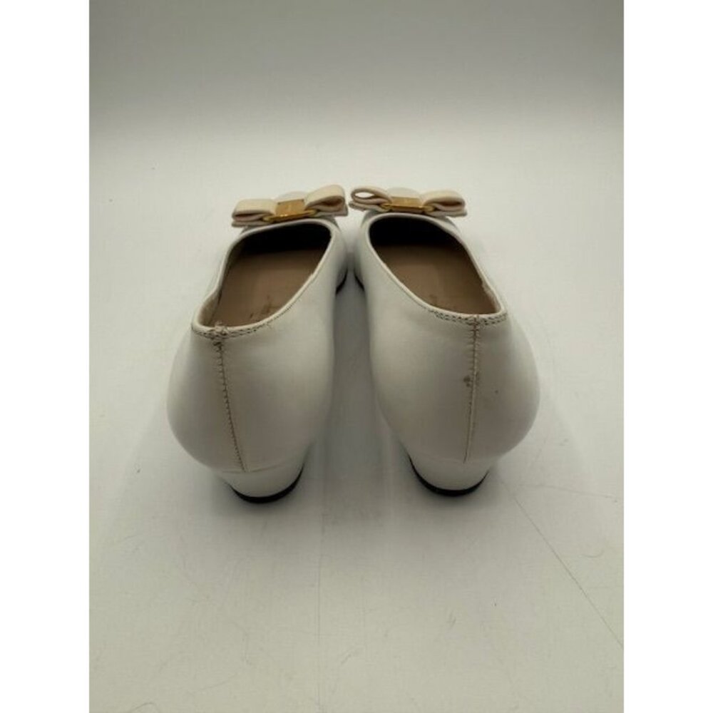 Salvatore Ferragamo Made in Italy White VARA Low Heel Pumps Size 6.5AA - Picture 6 of 9